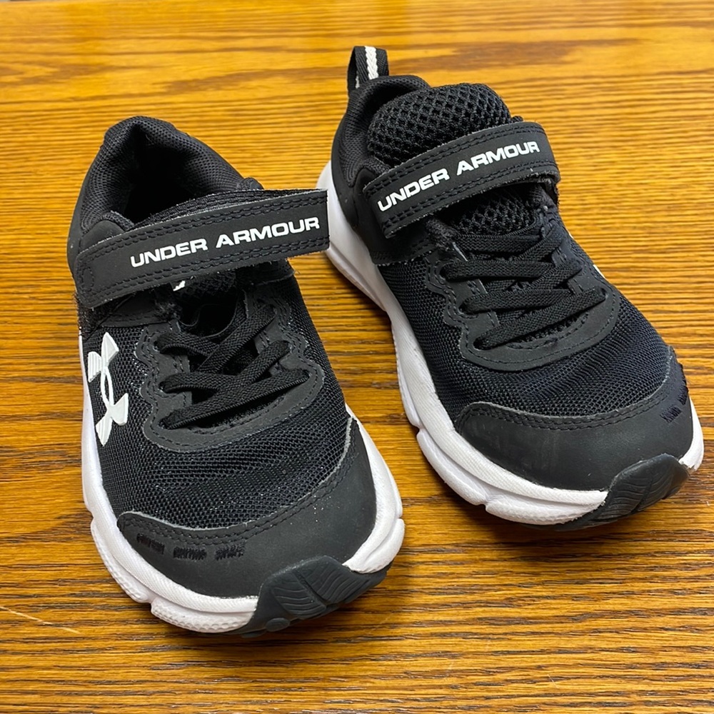 Like new boys Under Armour tennis shoes